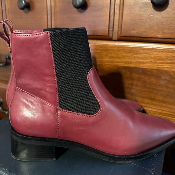 Beautiful garnet Bernardo Hayes Chelsea booties - Picture 2 of 8